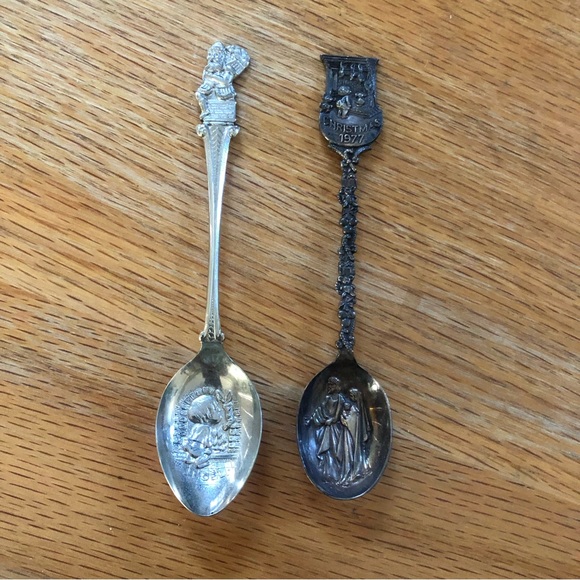 Beautiful Vintage Christmas Bundle of 2 spoons with incredible details - Picture 1 of 15